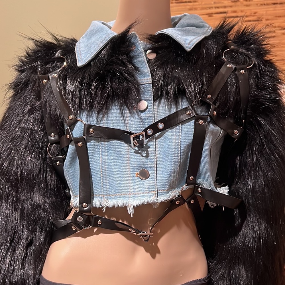 Akira Crop Jean Jacket With Faux Fur Sleeves In Black & Faux Leather Harness XL - Picture 5 of 11